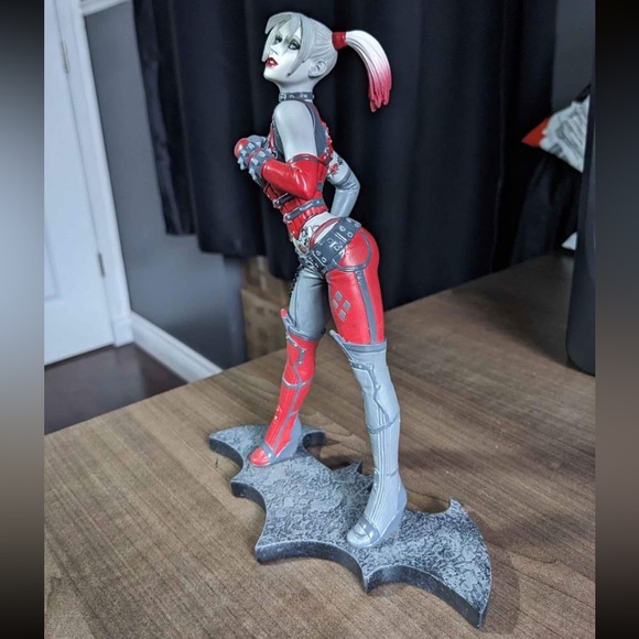 Batman Arkham City Statue Figure - Harley Quinn Statue - Picture 3 of 4
